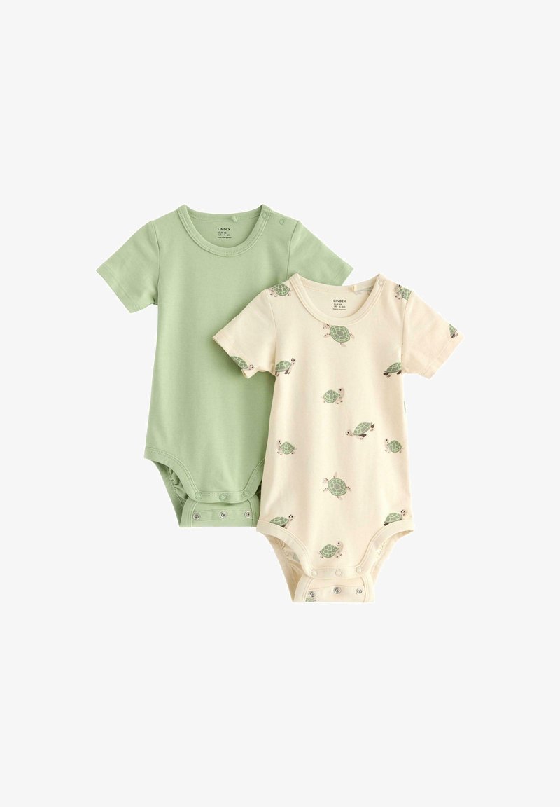 Zwei Babystrampler: einer in hellgrün, der andere in Creme mit Schildkrötendruck. Beide haben kurze Ärmel, Druckknöpfe am Boden und bestehen aus weichem Baumwollmaterial.
