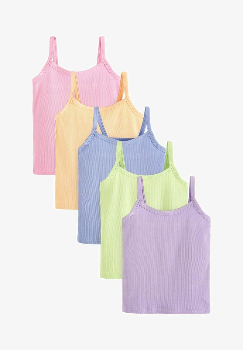 Fünf gerippte Spaghetti-Trägertops in Pastellfarben: Pink, Gelb, Blau, Grün und Lila. Jedes hat dünne Träger und eine figurbetonte Passform.