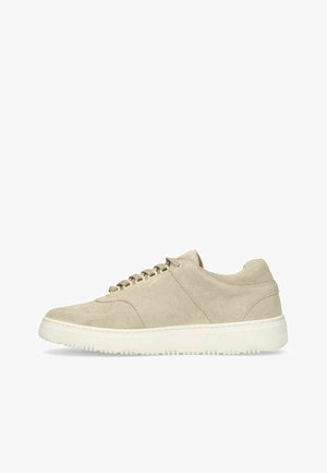 Sneaker beige in suede, modello low-top, con suola in gomma bianca e chiusura con lacci, vista laterale su sfondo bianco.