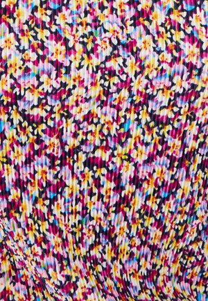 Dicht bloempatroon met kleine gele, roze, zwarte en blauwe bloemen op een geribbelde stoffen achtergrond.