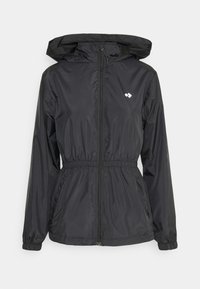 Sort letvægtsjakke med lynlås foran, snoretræk i taljen, elastiske manchetter og hætte; har et lille hvidt logo på brystet.