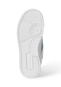 Weiße Sneaker-Sohle mit strukturiertem Muster, ausgestattet mit einem kreisförmigen Logo und einem gerillten Design für besseren Halt. Helle blaue Akzente am oberen Rand.