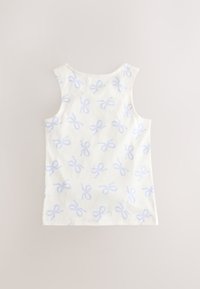 Tricou alb fără mâneci, cu un model brodat în formă de fundiță de culoare bleu deschis. Material din bumbac moale, decolteu rotund.