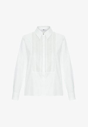 Camicia bianca con bottoni realizzata in tessuto morbido, dotata di pieghe verticali e delicati ricami decorativi lungo la parte frontale. Maniche lunghe con polsini abbottonati.