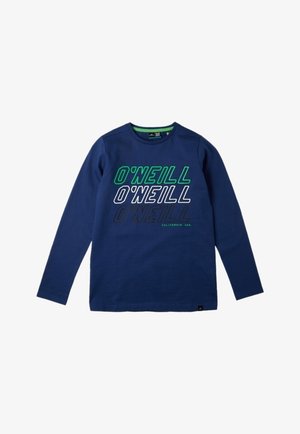 Camisa de manga larga azul marino con "O'NEILL" impreso tres veces en verde, blanco y negro, y "CALIFORNIA USA" en texto pequeño verde debajo.
