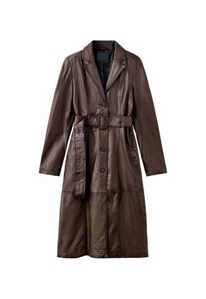 Long manteau en cuir marron foncé avec col à revers, boutonnage devant, ceinture à la taille et poches latérales.