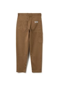 Pantalones cargo de algodón marrones con dos bolsillos traseros y un bolsillo lateral, con una etiqueta en la cinturilla. Corte ajustado con piernas estrechas.