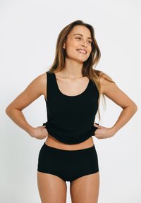 Sort ærmeløs tanktop med rund halsudskæring og matchende sorte højtaljede trusser, fremstillet af glat stof. Ingen mønstre eller detaljer.