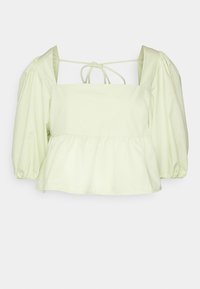 Blusa verde-claro de mangas bufantes, com decote quadrado, bainha peplum e detalhe de laço nas costas. Feita de um tecido suave com um brilho sutil.