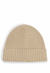 Berretto a maglia beige con texture a costine e orlo ripiegato. Parte superiore a punta con dettagli di cucitura verticale. Materiale flessibile e elastico.