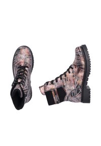 Schwarze und braune Knöchelstiefel aus strukturiertem Material mit gedruckten Textmustern, schnürbarem Design und stabilen Gummisohlen.