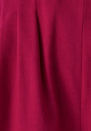 Strukturierter Stoff in einem tiefen Burgunderrot mit leichten Falten, der eine weiche Oberfläche und ein gewebtes Muster zeigt. Geeignet für Bekleidung.