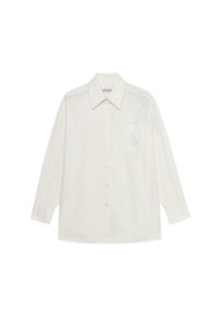 Camicia bianca a maniche lunghe con bottoni, colletto ampio e taschino sul petto, caratterizzata da un sottile logo ricamato.