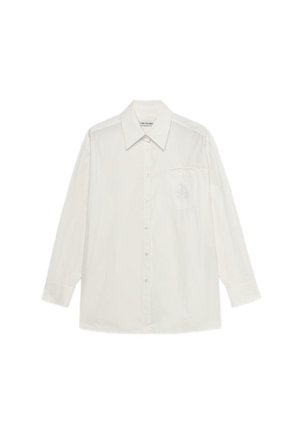 Witte lange mouwen overhemd met knopen, brede kraag en borstzak met een subtiel geborduurd logo.