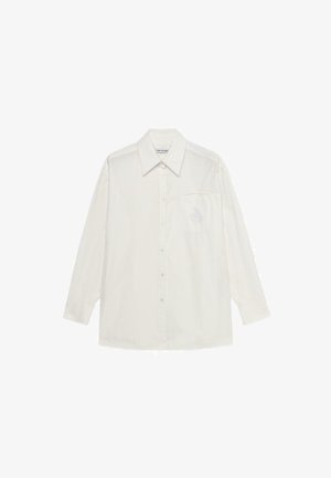 Camisa de botones de manga larga blanca con cuello ancho y bolsillo en el pecho, con un sutil logo bordado.