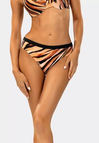 Komplet bikini w zwierzęcy wzór w kolorach pomarańczowym, czarnym i beżowym. Dół charakteryzuje się wyciętym krojem oraz jednolitą czarną talią.