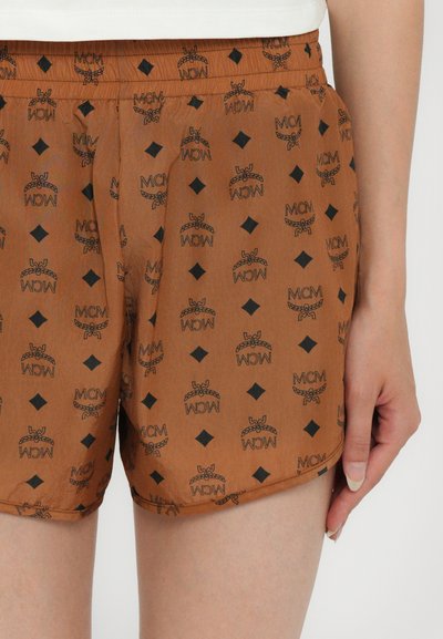 Braune Shorts mit einem sich wiederholenden schwarzen Logo-Muster und Rautendesigns. Elastischer Bund, leichtes Material und Seitentaschen.