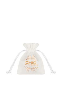 Torba na vezanje izrađena od bijelog platna s narančastim otisnutim logotipom "CHIC by LIRETTE" i dizajnom sunčevih zraka. Ima bijele vezice.