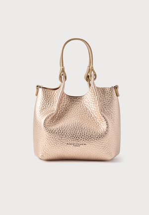 Metallikroosa nahast käekott tekstuurse viimistlusega, kahe käepidemega ja ümarate servadega. Esiküljel on brändi logo.