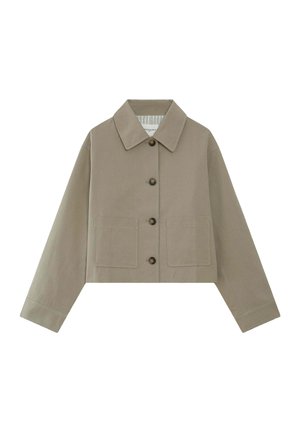 Veste beige courte avec large col, quatre boutons à l'avant, manches longues et deux grandes poches plaquées à l'avant.