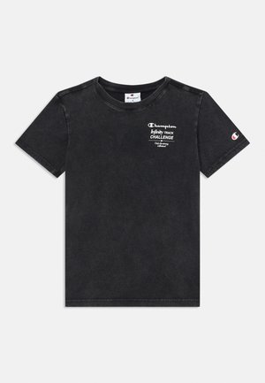 Schwarzes Baumwoll-T-Shirt mit rundem Ausschnitt, kurzen Ärmeln und einem Frontdruck-Logo mit den Aufschriften "Champion" und "Infinity Track Challenge."
