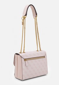 Vaaleanpunainen käsilaukku, jossa on kultaketjuolkaimet, vetoketjupussi ja teksturoitu pinta, jossa on kohokuvioitu logomalli. Laatikkomainen muoto ja jämäkkä rakenne.