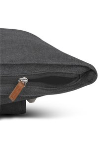 Borsa in tessuto grigia con superficie texturizzata, dotata di chiusura a zip e un cordino in pelle. La forma è slanciata e angolare.