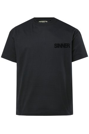 Musta, lyhythihainen pyöreäkauluksinen t-paita, jossa sana "SINNER" on painettuna mustalla tekstiä vasemmalle ylärinnan kohdalle.