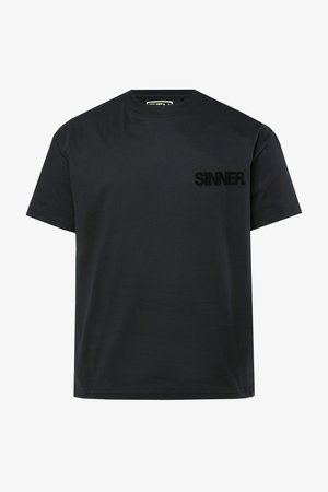 Schwarzes kurzärmeliges T-Shirt mit Rundhalsausschnitt und dem Wort „SINNER“ in schwarzer Schrift auf der oberen linken Brustseite.