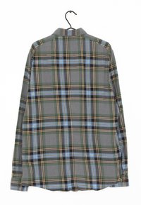 Camicia a maniche lunghe con fantasia a quadri nei colori grigio, verde, blu e nero. Colletto, maniche lunghe, con motivi a scacchi a contrasto e spacchi ai lati dell'orlo.