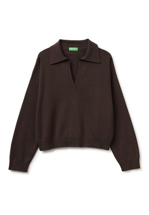 Maglione marrone scuro a maniche lunghe in maglia, con ampio colletto e apertura a V sul davanti, polsini e orlo a coste, disposto in piano su uno sfondo bianco.