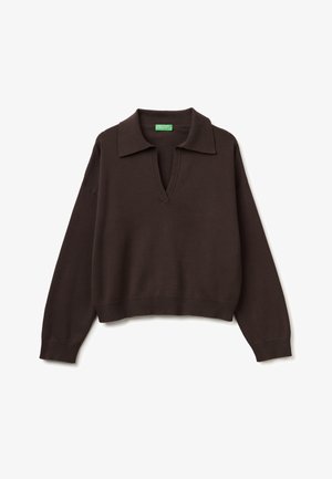 Dunkelbrauner, langärmeliger Strickpullover mit weitem Kragen und V-Ausschnitt, mit gerippten Bündchen und Saum, flach auf einem weißen Hintergrund ausgelegt.