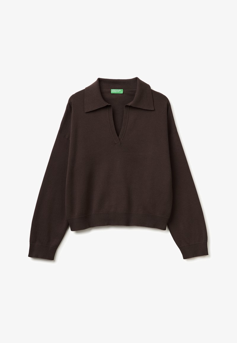 Donkerbruin gebreide trui met lange mouwen, brede kraag en V-hals, met geribbelde manchetten en zoom, plat liggend op een witte achtergrond.