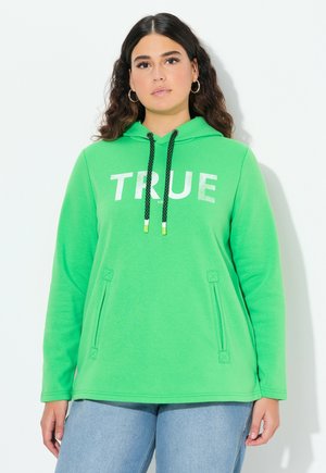Felpa verde con la scritta "TRUE" stampata in bianco, cappuccio con cordino e accenti neri e verdi, tasche laterali e polsi a coste.