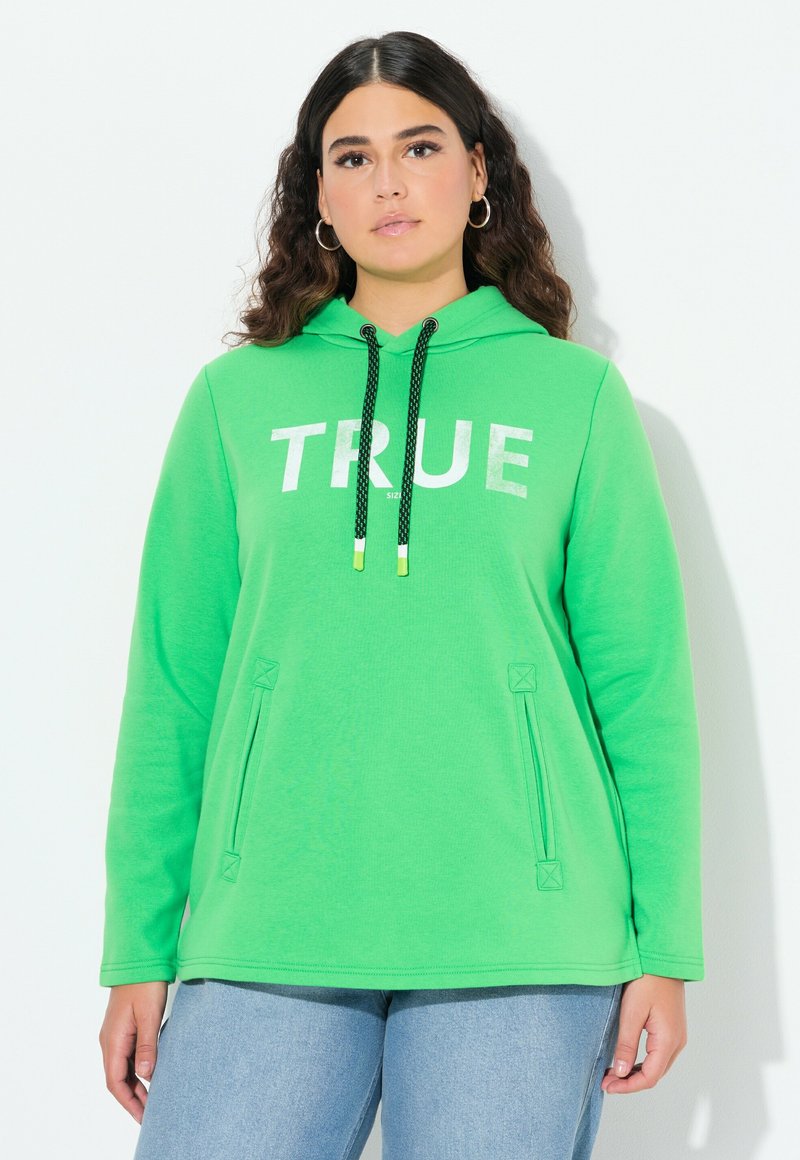 Felpa verde con la scritta "TRUE" stampata in bianco, cappuccio con cordino e accenti neri e verdi, tasche laterali e polsi a coste.