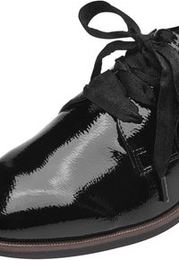 Zwarte gepatineerde leren schoen met een glanzende afwerking, voorzien van een ronde neus en zwarte stoffen veters. De zool is plat met een lichte bruine rand.