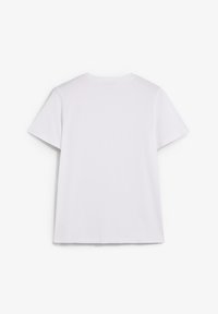 Camiseta blanca de manga corta con un escote redondo, hecha de algodón suave, con un diseño simple y sin patrones ni logotipos visibles.