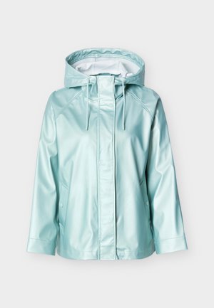Veste imperméable bleu clair avec capuche, dotée d'une fermeture à l'avant, de poches latérales et d'une texture lisse et brillante.