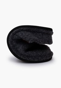 Pantofola di feltro nera con forma arrotondata, interno grigio texturizzato e suola morbida e imbottita per il comfort.