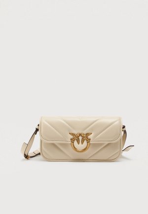 Beige kviltet læder crossbody taske med justerbar rem og guldfarvet dobbelt fugle-ring lås på frontklappen.