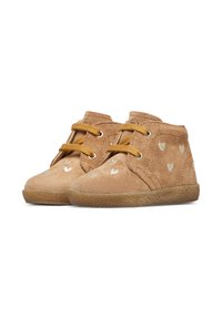 Stivaletti alla caviglia in suede tan con motivo a cuori, design con lacci, dettagli dorati e suola in gomma testurizzata. Materiale morbido con forma flessibile.