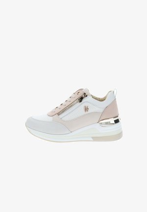 Sneaker bianca e beige con tessuto in rete, cerniera laterale, fronte con lacci, dettaglio metallizzato sul tallone e logo marchiato sul lato.