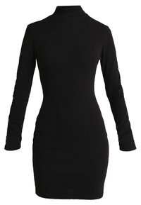 Robe noire moulante côtelée avec des manches longues et un col haut. Le tissu est texturé et ajusté, mettant en valeur la silhouette.