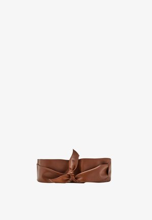 Cintura in pelle marrone con fascia larga, annodata al centro, progettata come accessorio moda.
