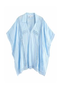 Kaftán azul claro con escote en V, mangas cortas y detalles de encaje a lo largo de los lados. Tejido suave con patrones texturizados en todo su diseño.