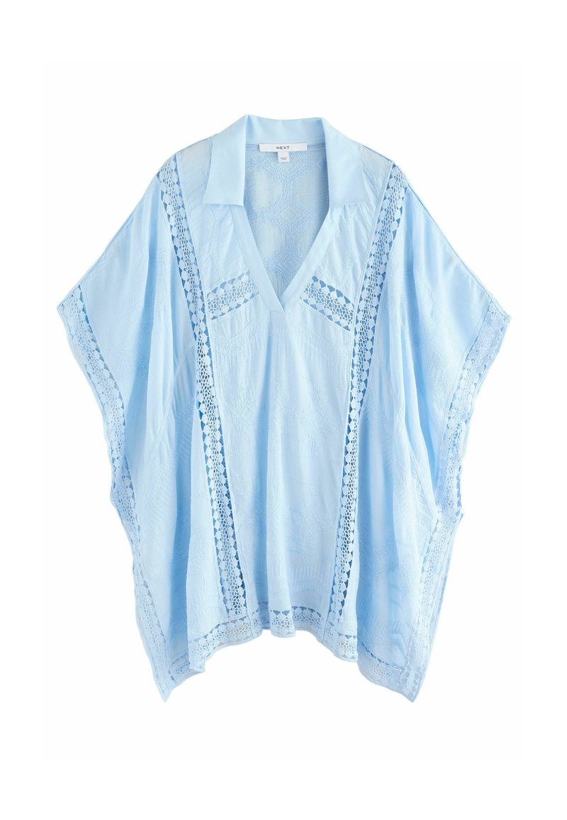 Kaftán azul claro con escote en V, mangas cortas y detalles de encaje a lo largo de los lados. Tejido suave con patrones texturizados en todo su diseño.