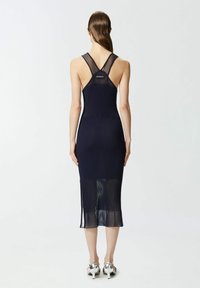 Morska midi haljina s rebrastim uzorkom i cross-back naramenicama, upečatljivog kroja s prozirnim panelom suknje i prorezima na rubu. Uključene srebrne štikle.