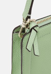 kate spade new york KNOTT PEBBLED SMALL CROSSBODY - Borsa a tracolla - beach glass