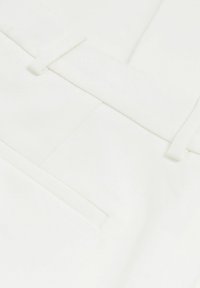 Biele elegantné nohavice s hladkou textúrou, s plochým predným dielom, nenápadnými postrannými vreckami a minimalistickým dizajnom.