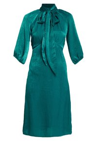 Tealklänning gjord av slätt tyg, med hög krage och rosett, trekvarts ärmar och en figurnära silhuett.